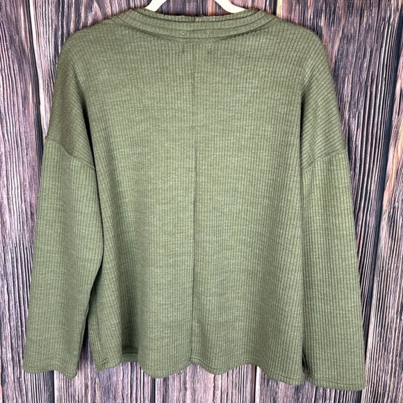 Blu Pepper Oversized Green V Neck Top- Size Large - Picture 4 of 7
